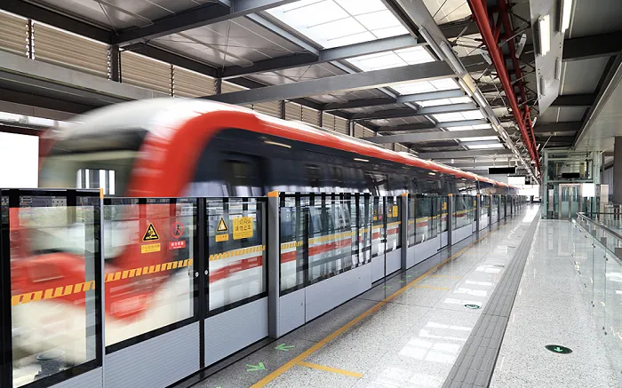 一乘客进入地铁轨道致列车紧急制动