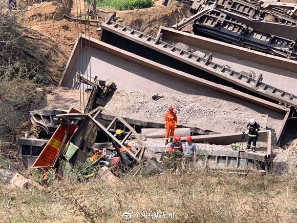 刹车失灵导致货车脱轨.jpg 刹车失灵导致货车脱轨.jpg