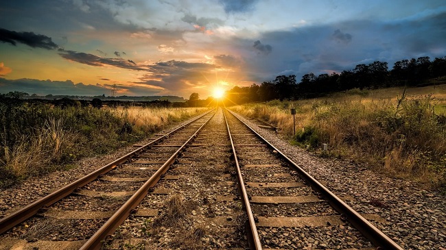 东风机车与货车相撞后脱轨