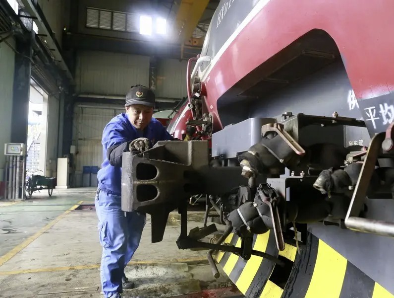 为“护手”，车钩检修员每天敲测400个车厢