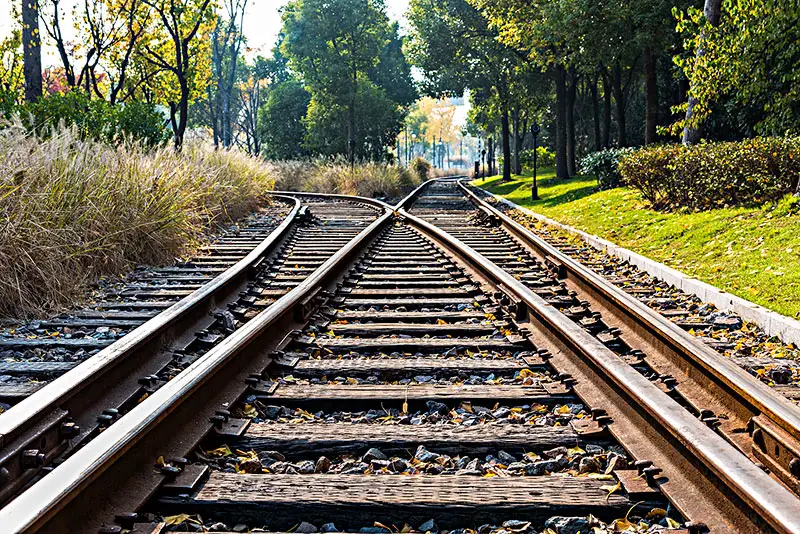 为什么铁轨底下要铺石头呢