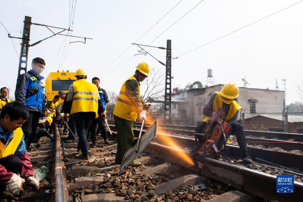 铁路工人热火朝天换轨施工忙
