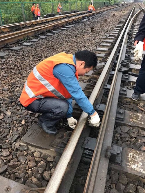 道岔钩锁器的安装2