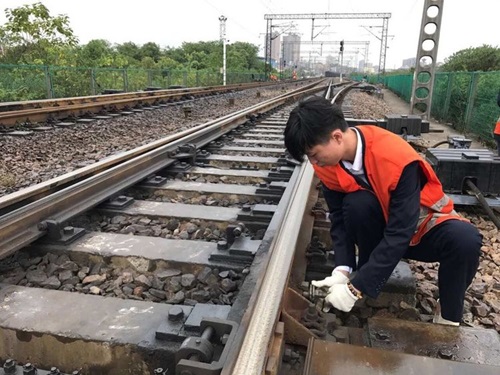 铁路工务段成功使用道岔钩锁器