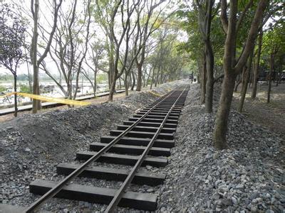 铁路钢轨下面为什么要铺枕木