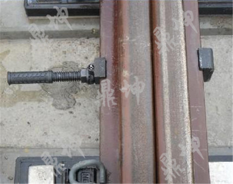 道岔钩锁器的安装位置