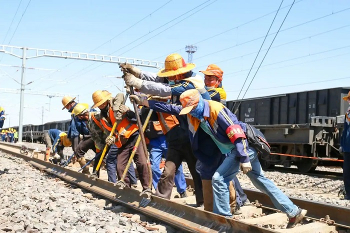 1741136734561463.jpg 铁路翻轨器施工