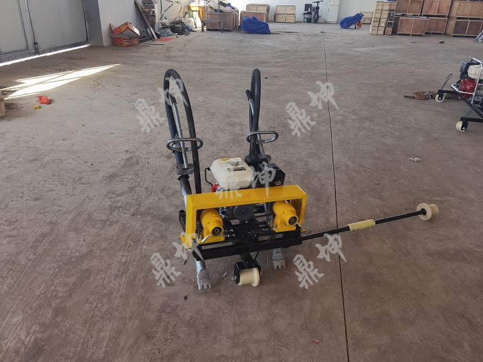 ND-4.2×2型内燃软轴高频捣固机